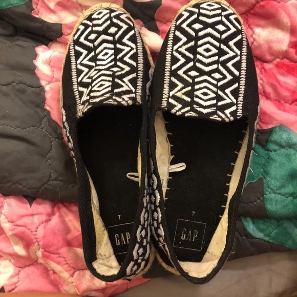 ✂️SOLD✂️ Tribal Print Espadrilles - Picture 5 of 8